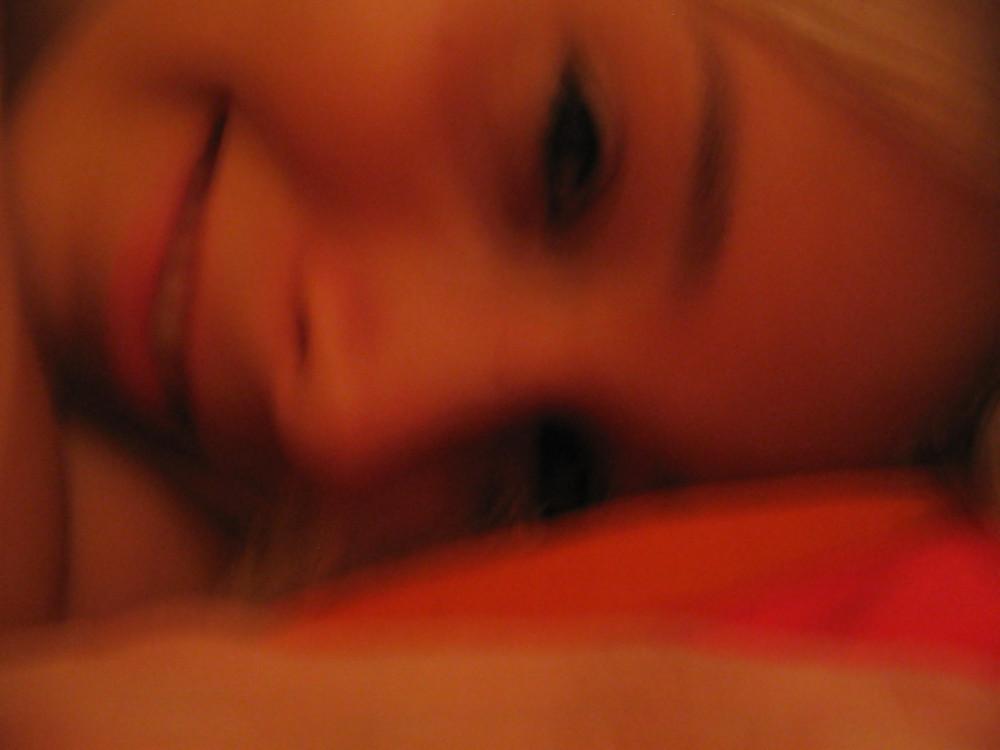25P Sexy teen amateur exposes her beauty