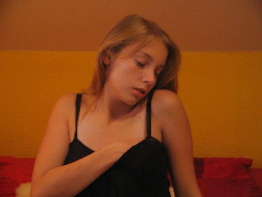 25P Sexy teen amateur exposes her beauty