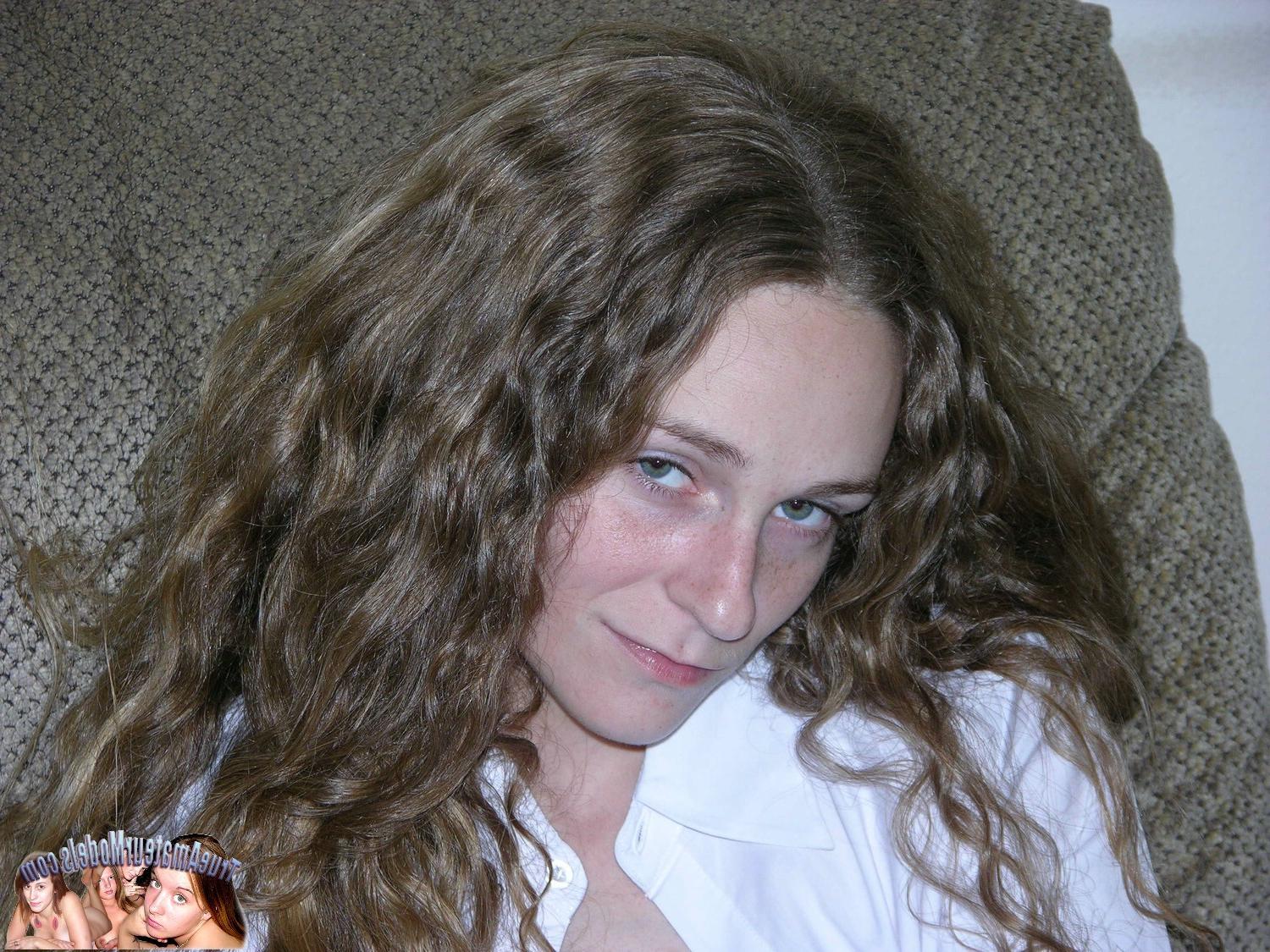 10P Amateur Girl Next Door Spreading Nude - Hailey H.