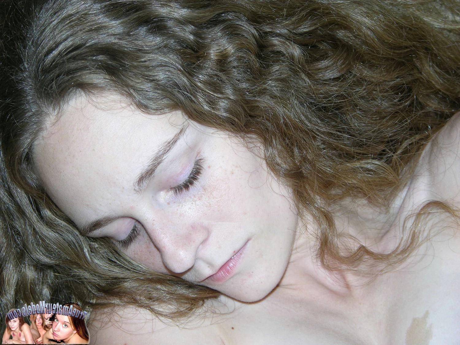 10P Amateur Girl Next Door Spreading Nude - Hailey H.