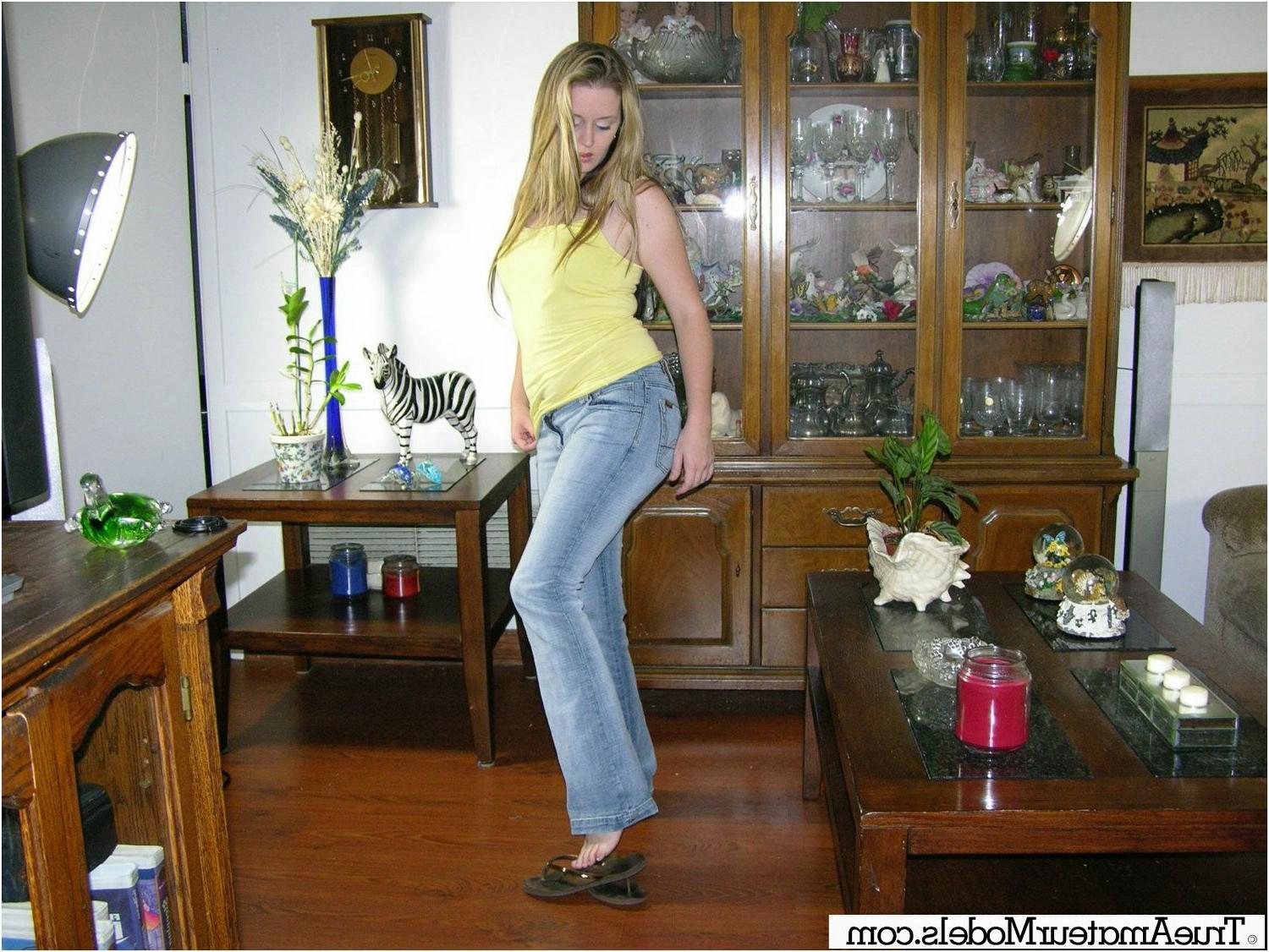 10P Amateur Girl Next Door Modeling Naked For You