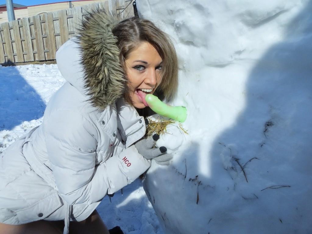 16P Amateur midwest teen sucks a snowman outside