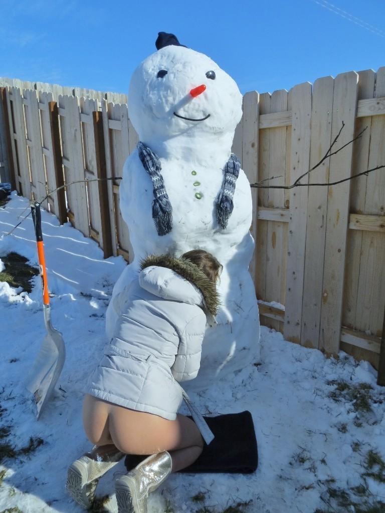 16P Amateur midwest teen sucks a snowman outside