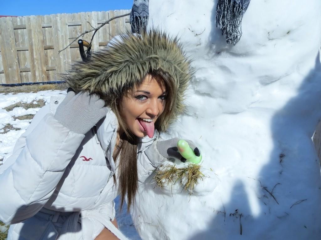 16P Amateur midwest teen sucks a snowman outside