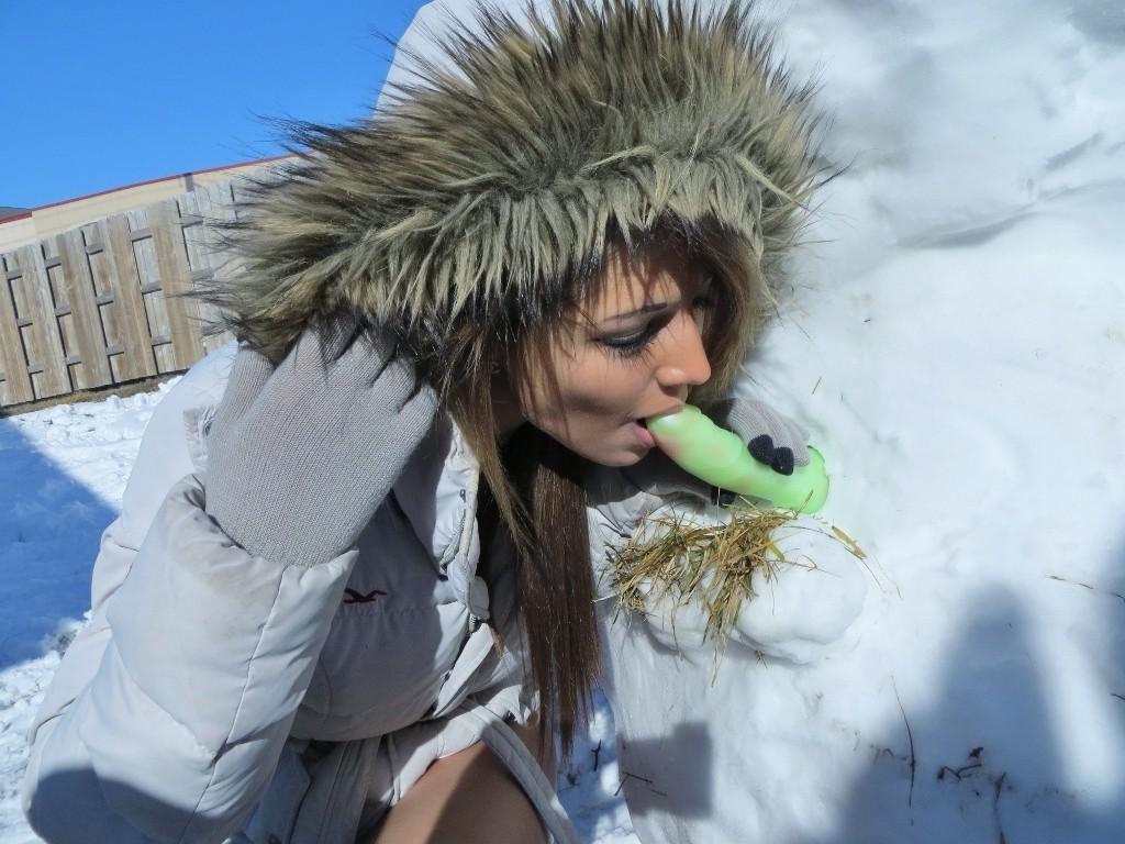 16P Amateur midwest teen sucks a snowman outside