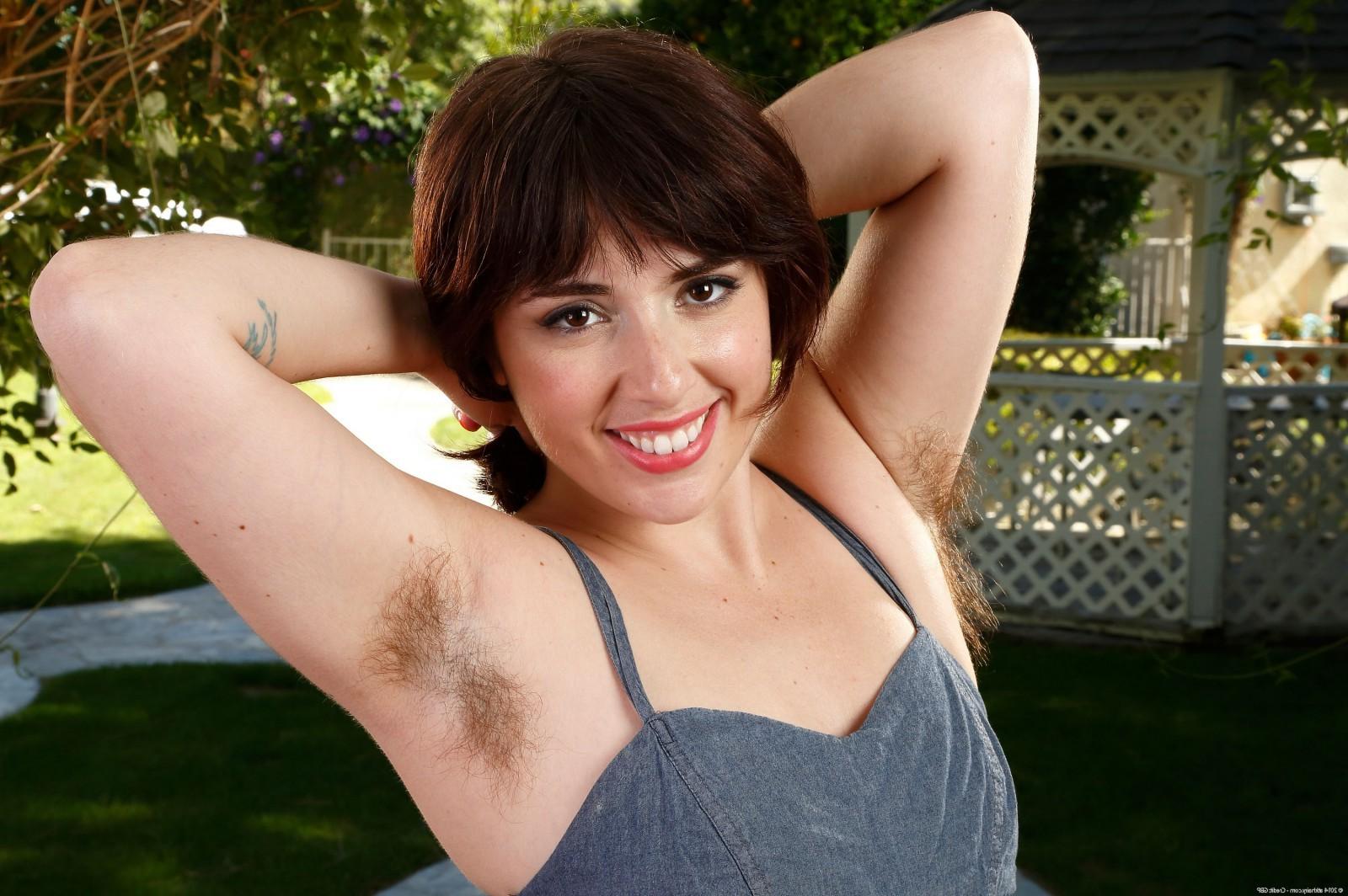 15P All natural Simone bends over and spreads her hairy crotch