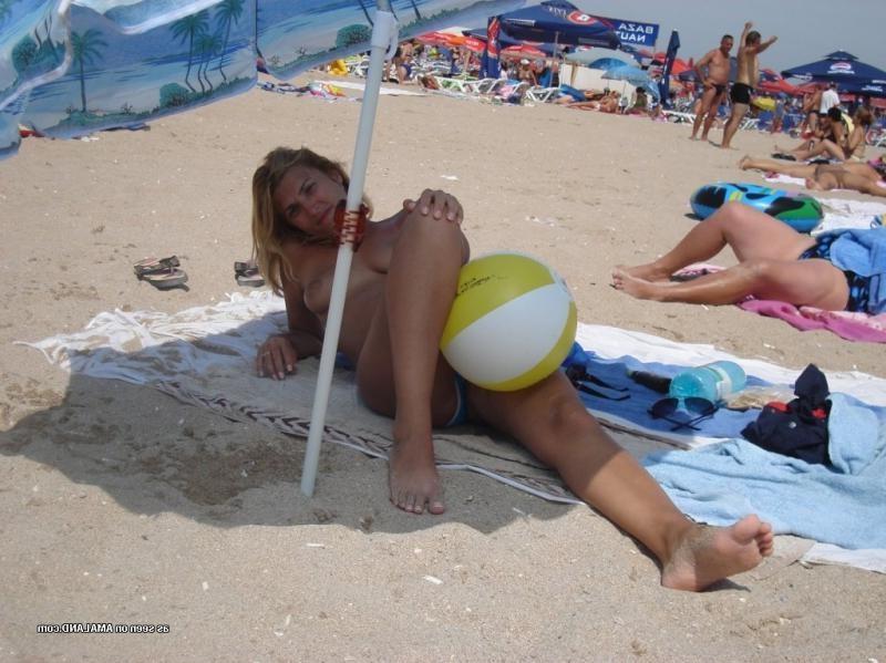 15P Amateur blonde wife going topless at the beach