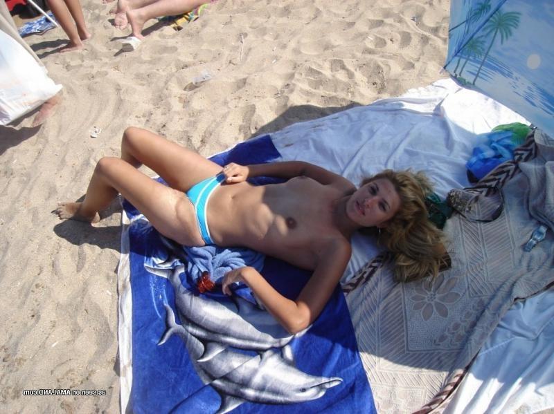 15P Amateur blonde wife going topless at the beach