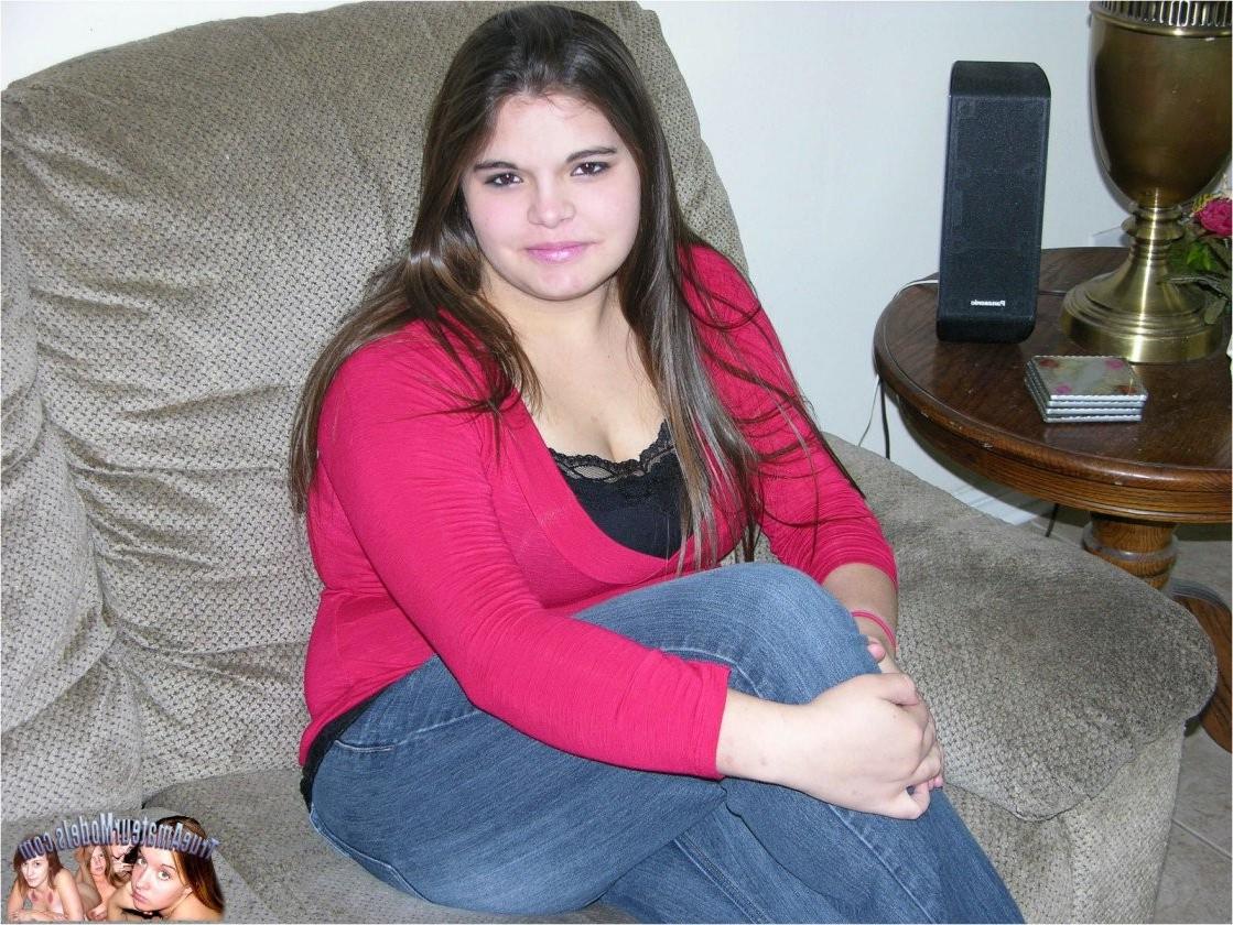 25P Chubby Amateur Honey Spreading The Brown Stained Asshole And Pink Pussy