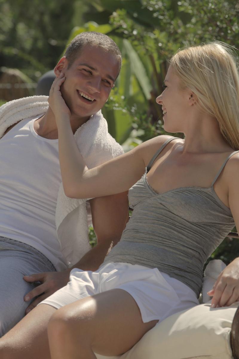 17P Zierliches erotisches Babe fickt Freund im Freien