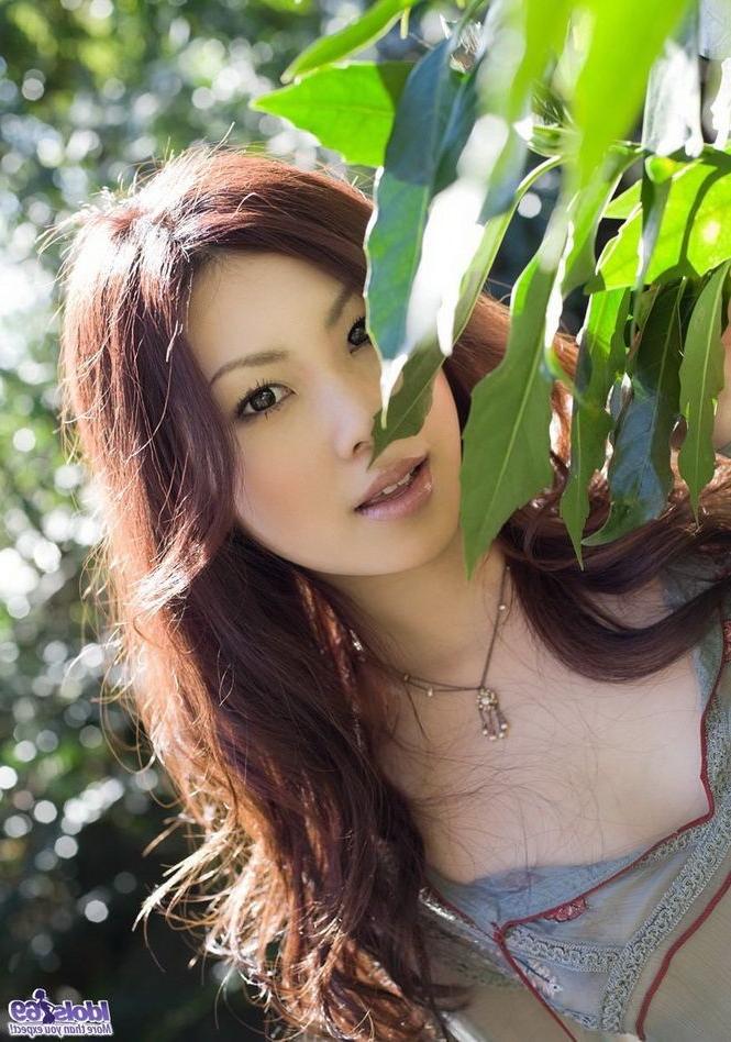 16P Asian idol Ryo Shinohara poses outdoors shows body