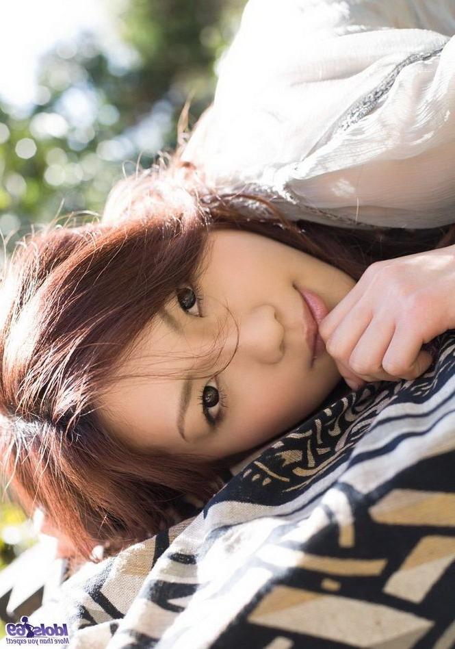 16P Asian idol Ryo Shinohara poses outdoors shows body