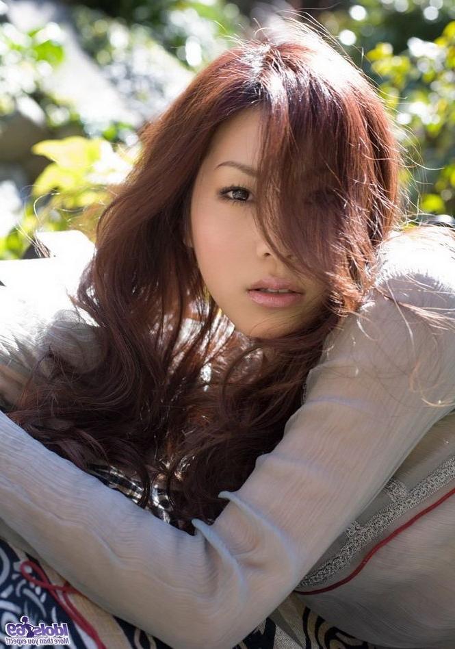 16P Asian idol Ryo Shinohara poses outdoors shows body