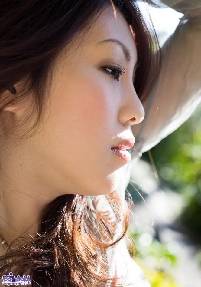 16P Asian idol Ryo Shinohara poses outdoors shows body