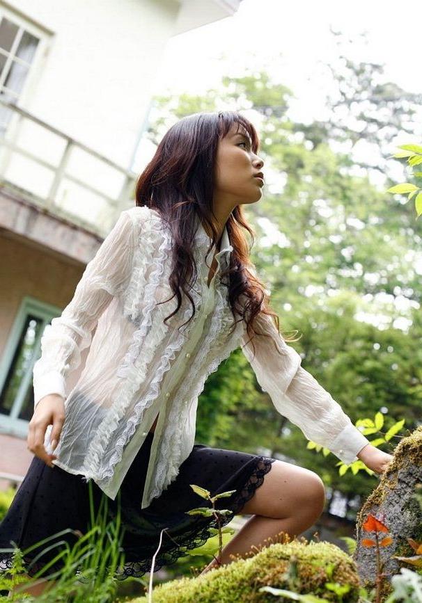 15P Asian Yua Aida strips outdoors shows her nice tits