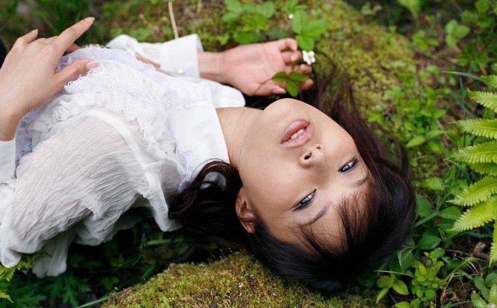 15P Asian Yua Aida strips outdoors shows her nice tits