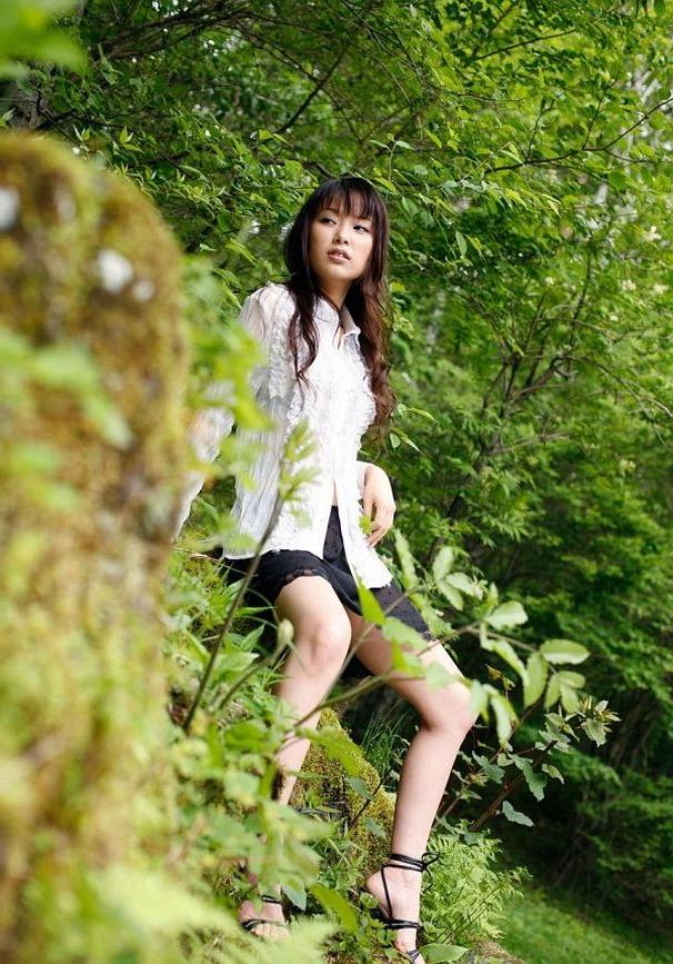15P Asian Yua Aida strips outdoors shows her nice tits