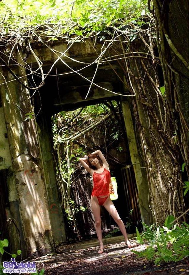 16P Japanese teen Ray Ito poses outdoors showing pussy