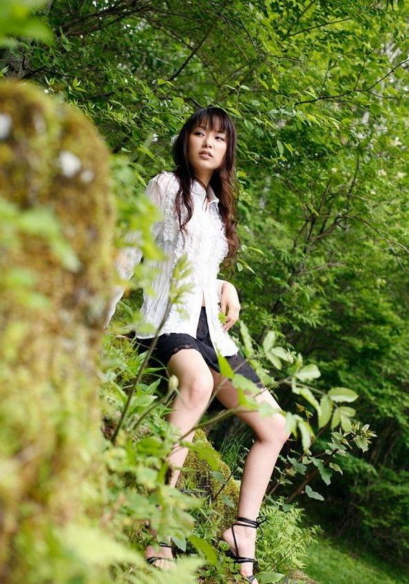 12P Japanese idol Yua Aida poses outdoors showing tits