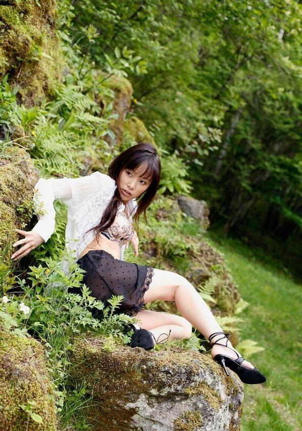 12P Japanese idol Yua Aida poses outdoors showing tits