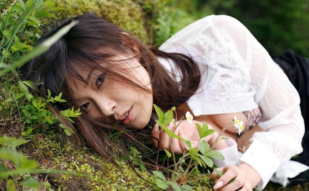 12P Japanese idol Yua Aida poses outdoors showing tits