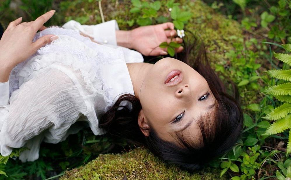 12P Japanese idol Yua Aida poses outdoors showing tits