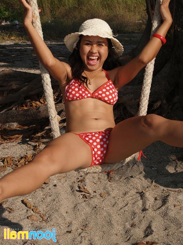 16P Thai girl in bikini outdoors
