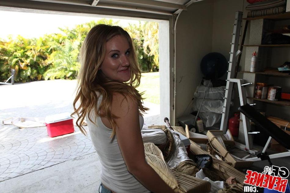 15P Amateur teen girlfriend shows hot round ass outdoors in driveway