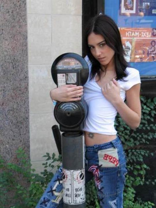 16P cute babe posing outdoors
