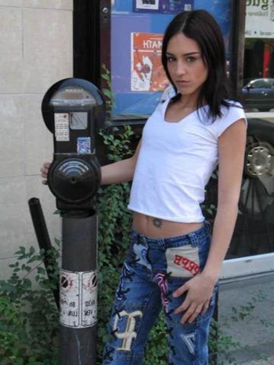 16P cute babe posing outdoors
