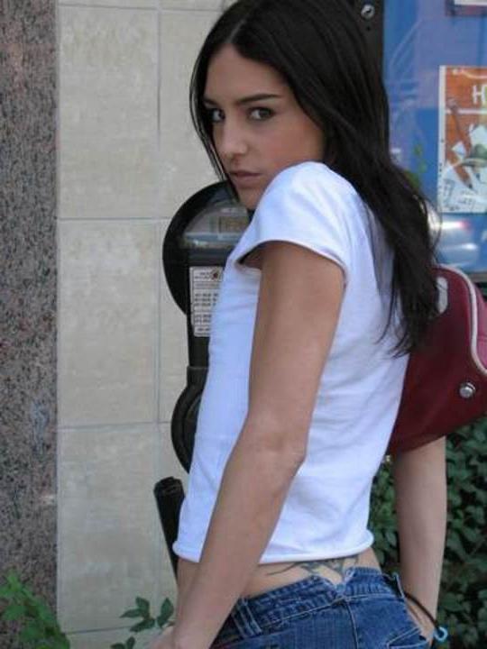 16P cute babe posing outdoors