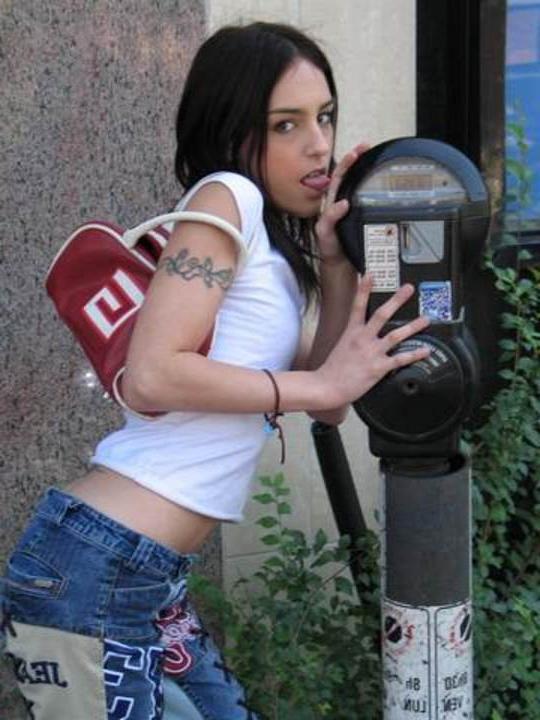 16P cute babe posing outdoors