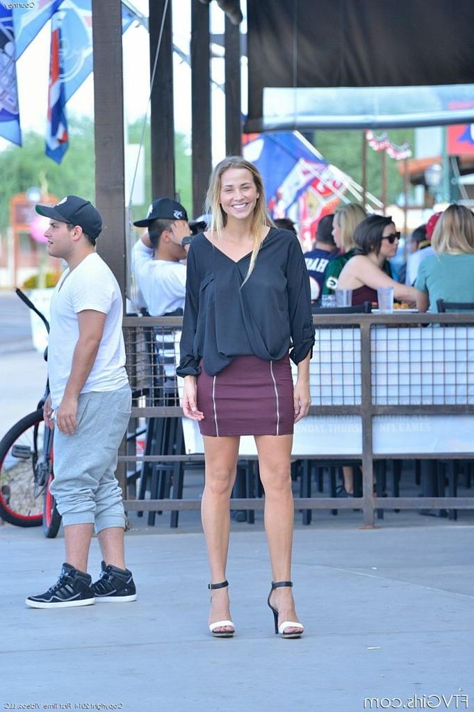 15P Tall blonde drink of water flashing at busy downtown corner