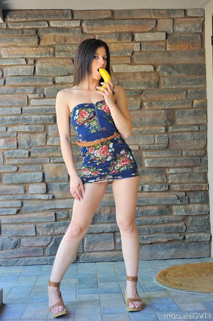 15P Romanian girl masturbates with banana in outdoor park
