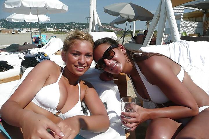 25P Amateur beach girls