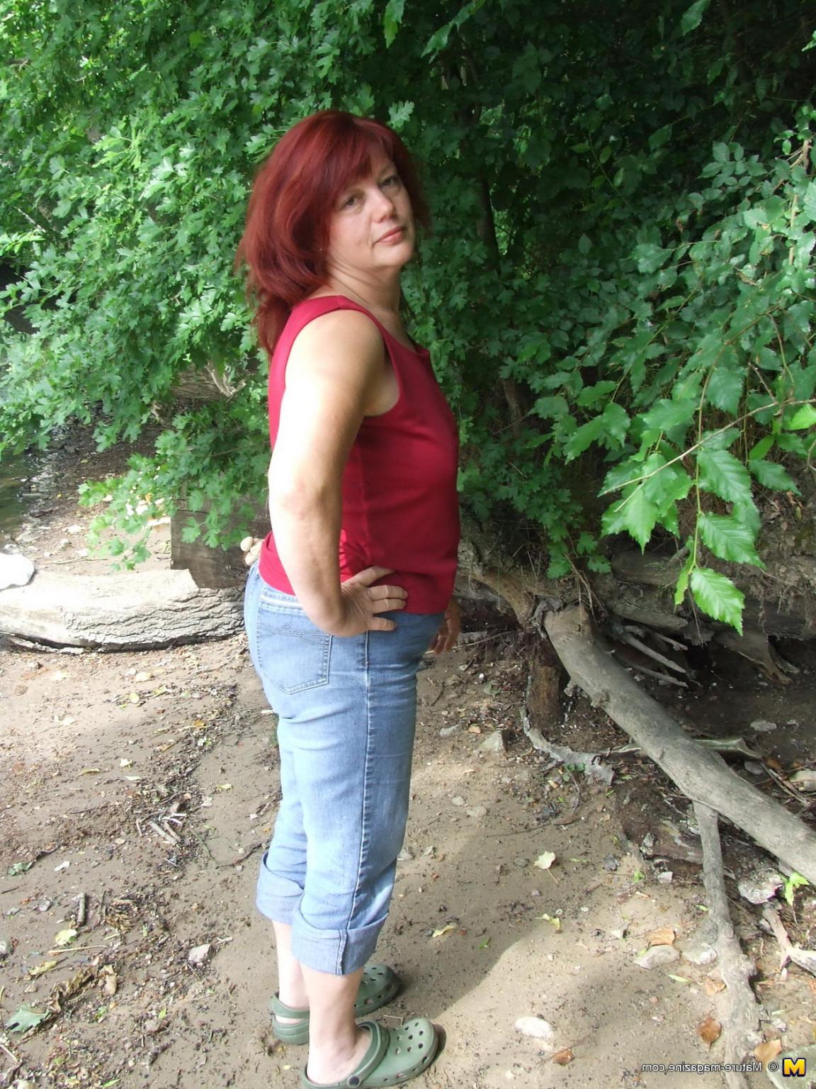 16P This mature nympho loves to get naked outdoors