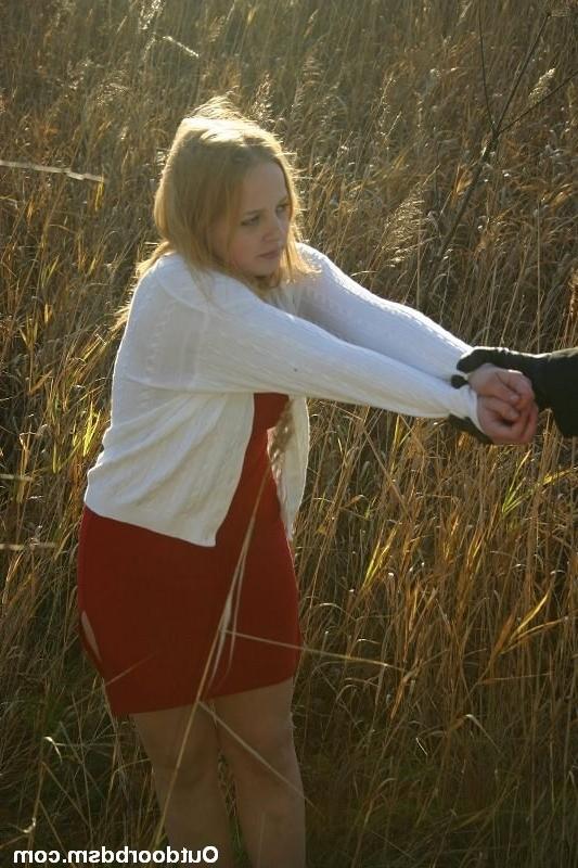 16P Cute amateur girl in outdoor bondage