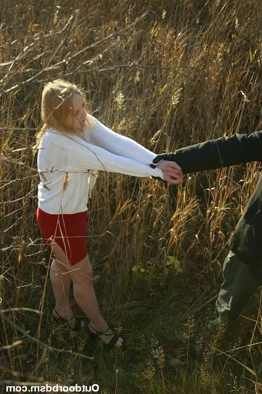 16P Cute amateur girl in outdoor bondage