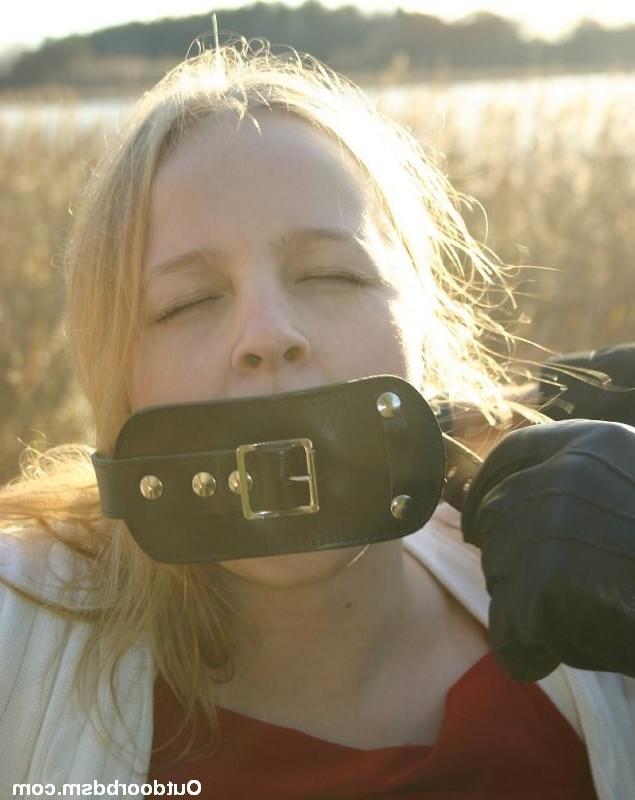 16P Cute amateur girl in outdoor bondage
