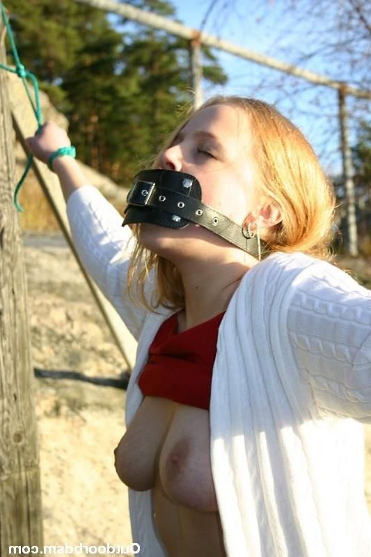 16P Cute amateur girl in outdoor bondage