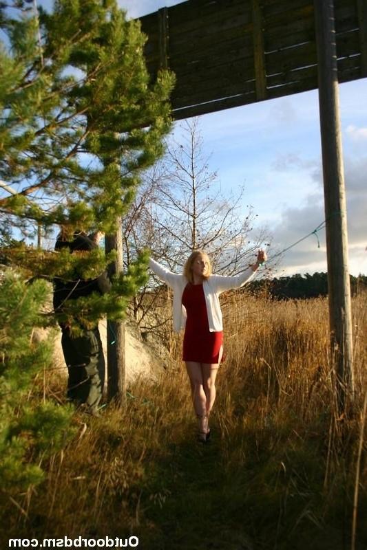 16P Cute amateur girl in outdoor bondage