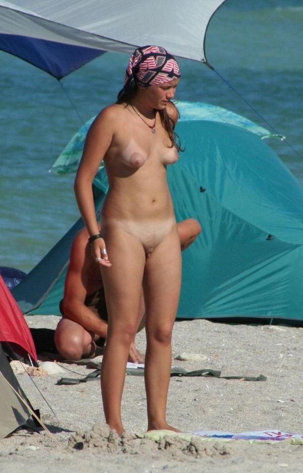 15P A hat is all this gorgeous young nudist wears here