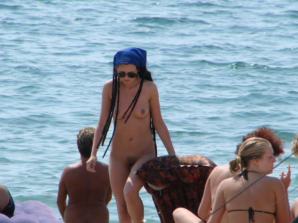 15P A hat is all this gorgeous young nudist wears here