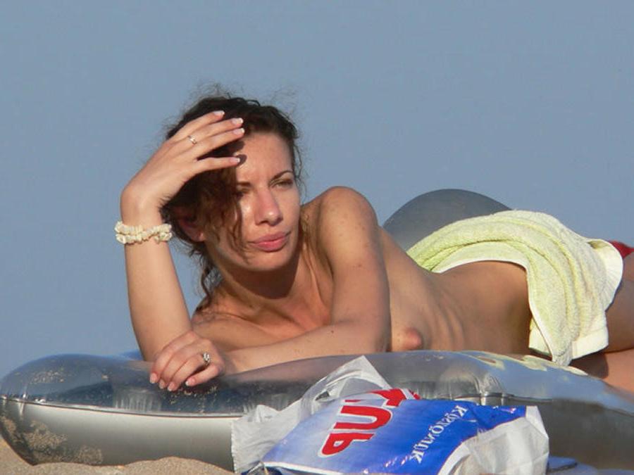 15P Hot naked dance gets an all over tan at the beach