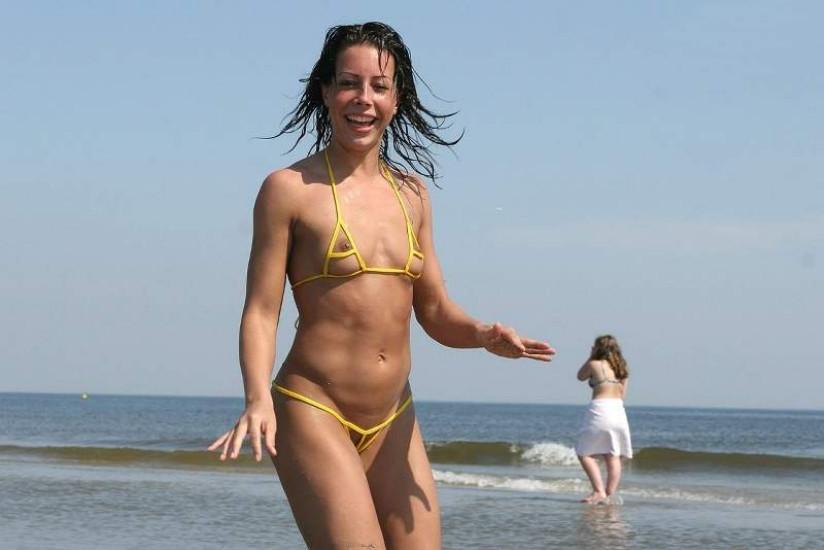 15P Hot naked dance gets an all over tan at the beach