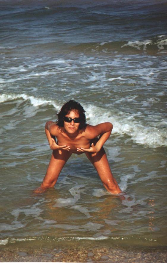 15P Curvy babe bares all at a nudist beach in the sun