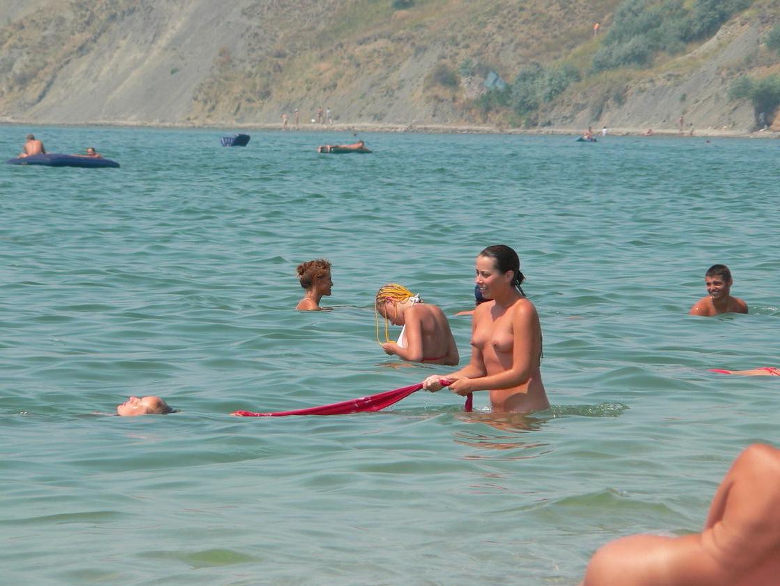 15P Hot naked dance gets an all over tan at the beach