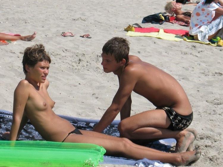 15P All boats want to come check out this nude hottie