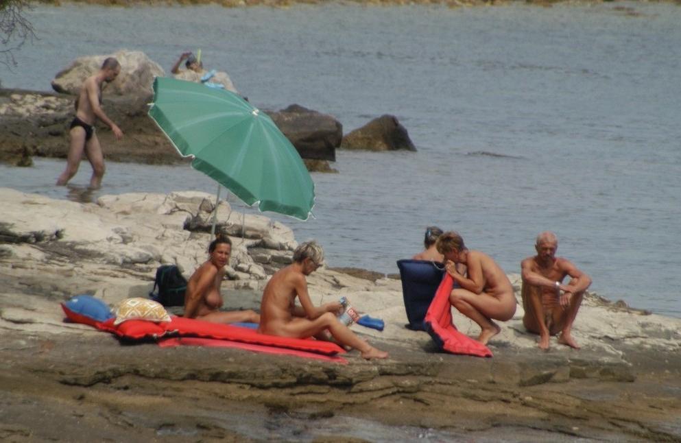 15P All boats want to come check out this nude hottie