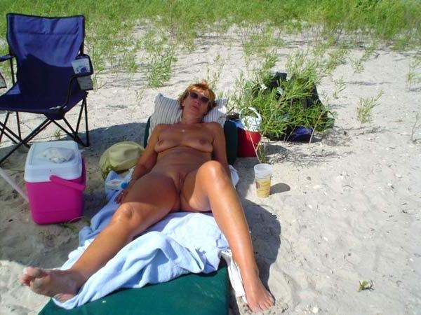 15P All boats want to come check out this nude hottie